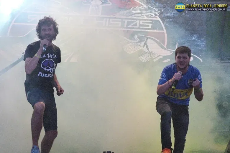 Bracamonte cantando en La Bombonera.