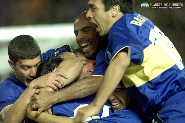 El festejo de uno de los goles de Palermo.
