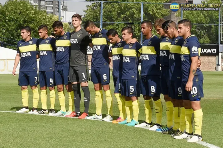 El combinado de Rolando Schiavi realizando el minuto de silencio por la tragedia de Chapecoense. Foto: Prensa C.A.B.J.