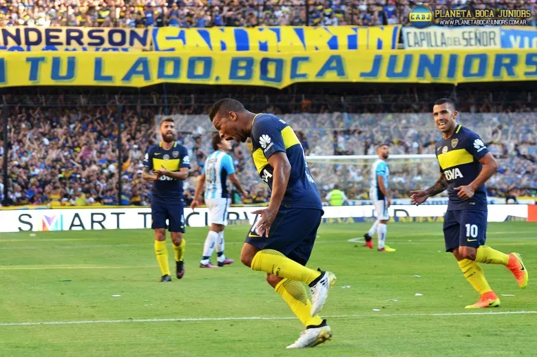 El colombiano festejando el primer gol ante Racing. Foto: Prensa C.A.B.J.