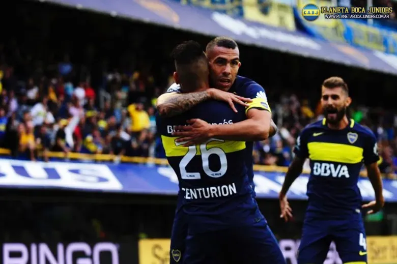 Tevez celebra con Centurión.