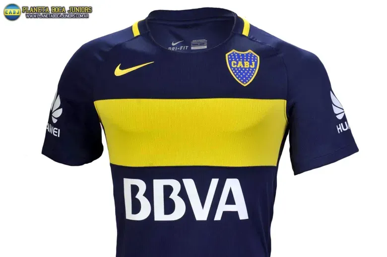 La camiseta de Boca bien en lo alto.