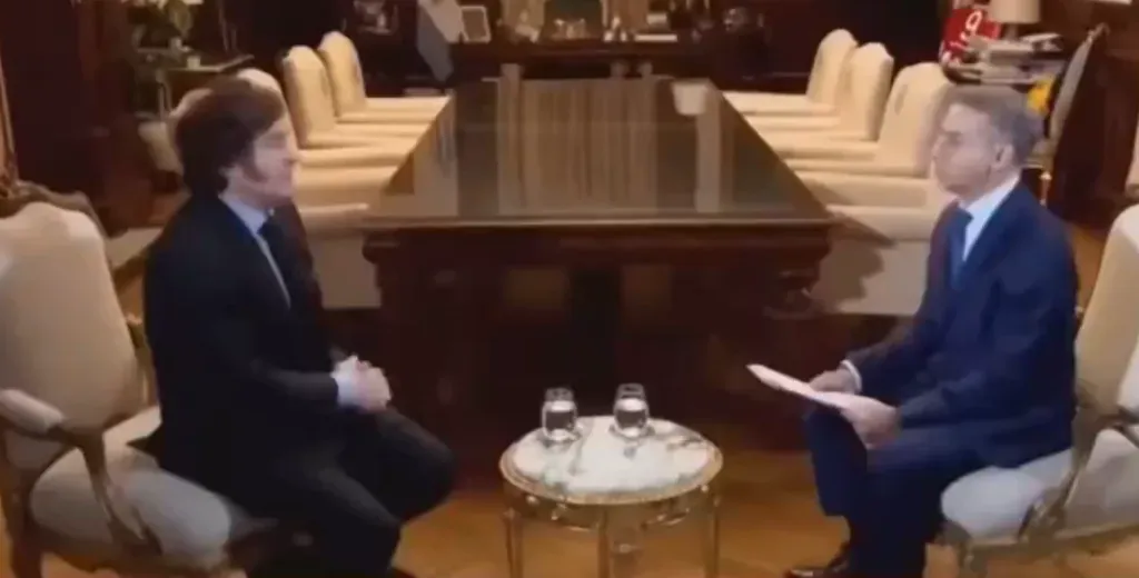 Milei con Majul y, de fondo, la 9 de Estudiantes. (Foto: Captura LN+).