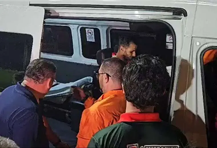 El delantero se fue del estadio en ambulancia (Twitter).