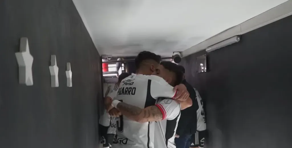 El abrazo entre los jóvenes de Colo Colo antes de saltar a la cancha del Monumental