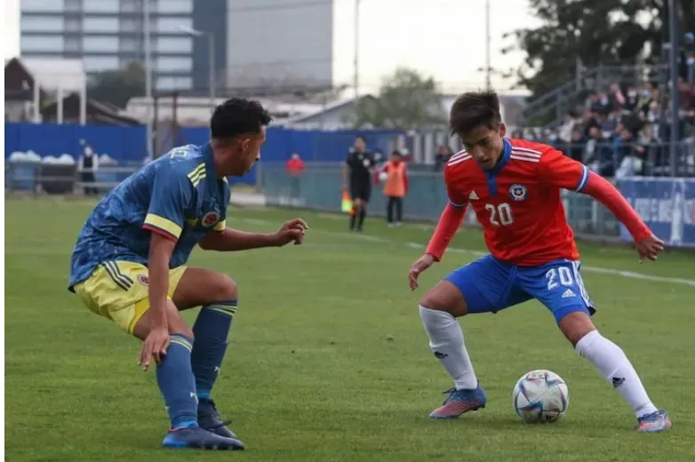 Ian Subiabre con la Roja Sub 17 en un amistoso ante Colombia.