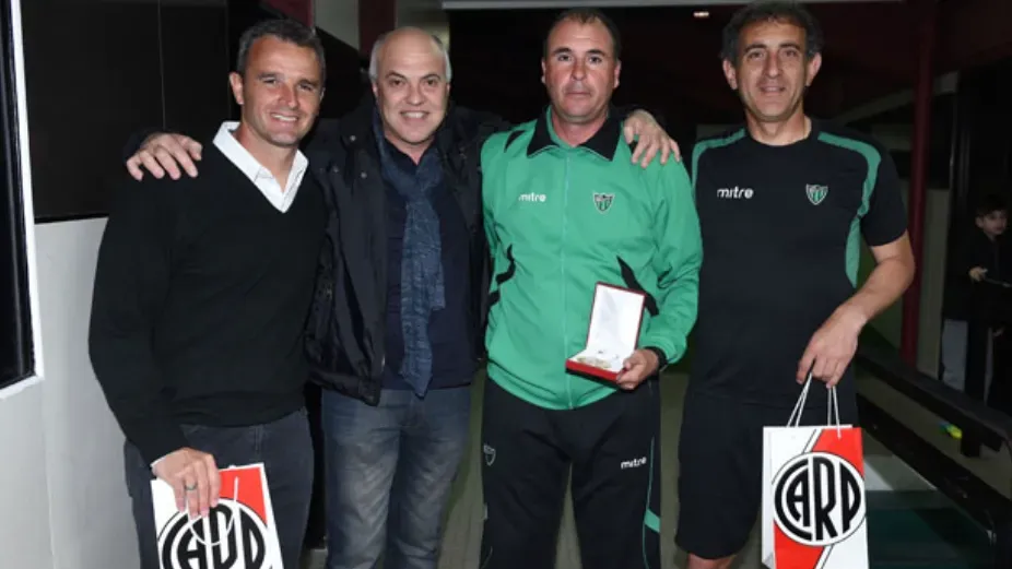 River reconoció a Pablo Lavallén, Javier Claut y Javier Sodero en su visita con San Martín de San Juan en 2016, los tres ex jugadores del club. (Foto: Prensa River).