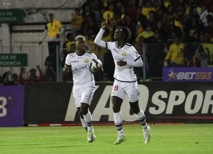 Allen Obando celebrando su primer gol en el primer equipo de Barcelona SC.