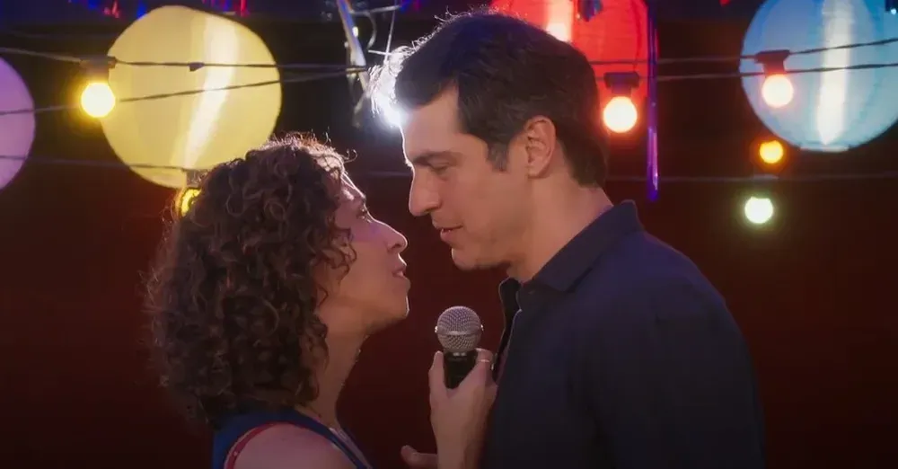 Adriana e Jonas se beijam em Elas por Elas. Reprodução/Rede Globo.