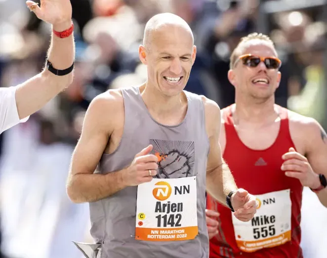 Arjen Robben, ex futbolista neerlandés, durante la Maratón de Rotterdam. (Getty Images)