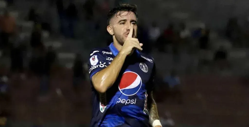 Agustín Auzmendi festejando un gol – La Prensa