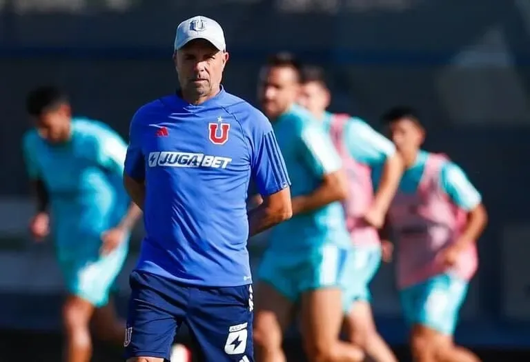 Álvarez trabaja en un nuevo esquema para su equipo. Foto: U. de Chile.