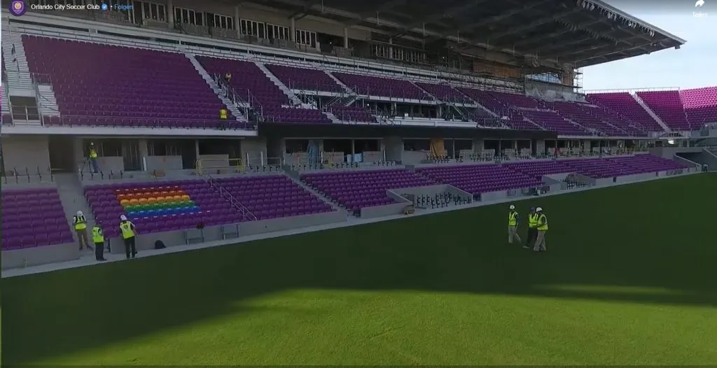 El homenaje que se ve en el estadio de Orlando a las víctimas de la masacre en Pulse