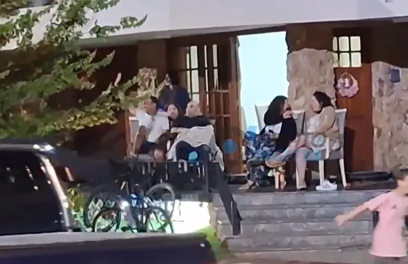 Lionel Scaloni en Pujato recibiendo el 2024 en la vereda de la casa de sus padres. Foto: Pujato Digital.