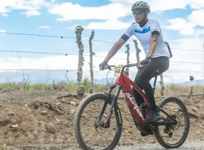 Keylor Navas en modo ciclismo en la serie CR MTB