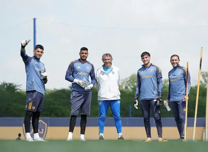 Fernando Gayoso junto a los arqueros de Boca. (Prensa Boca)