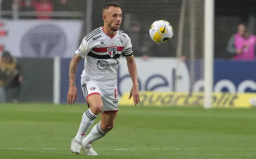 Rafinha atuando contra o Palmeiras – Foto: Rubens Chiri saopaulofc.net