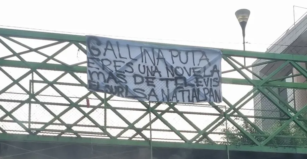 La manta que apareció cerca del Estadio Azteca. Twitter @AndresDiaz04
