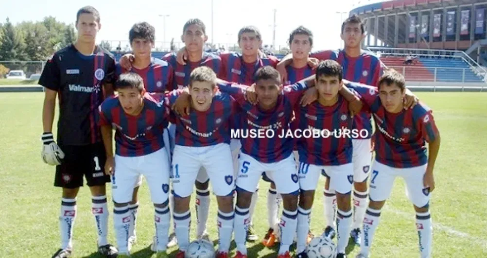 Parte del plantel de San Lorenzo de Almagro en el Campeonato Reserva 2013. Matías Catalán aparece arriba, es el primero de derecha a izquierda. Abajo está Rodrigo Holgado. (Captura Museo Jacobo Urso).