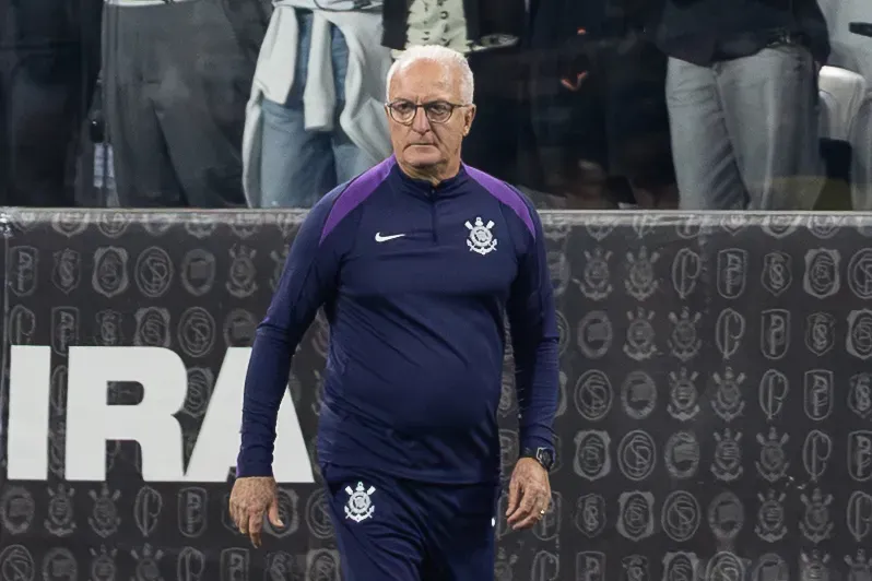 Dorival Jr. durante partida contra o Atletico-MG no estadio Arena Corinthians pelo campeonato Brasileiro A 2025. Foto: Joisel Amaral/AGIF