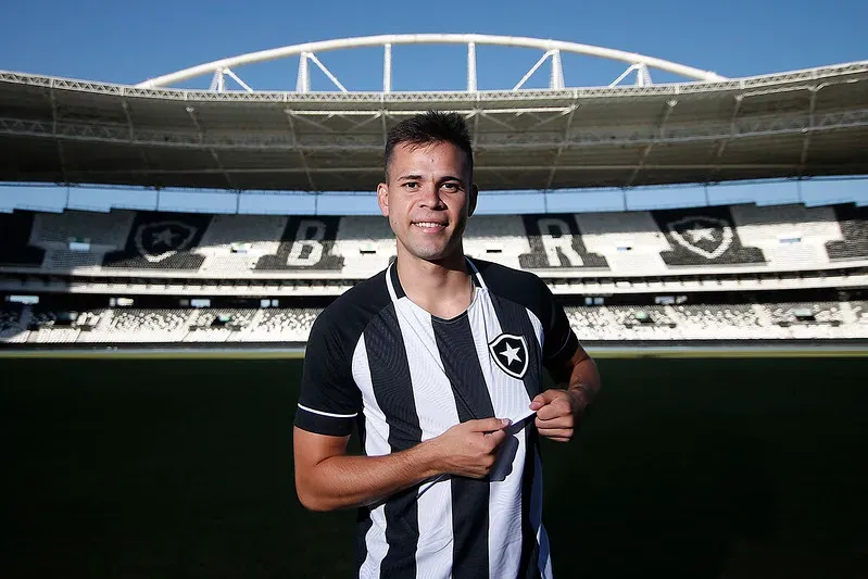 Apresentação de Jacob Montes pelo Botafogo. Foto: Reprodução Site Oficial Botafogo Futebol e Regatas