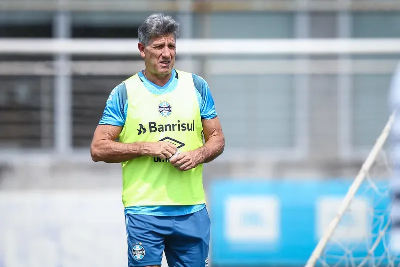 Renato comanda treino no CT Luiz Carvalho e estuda uma das três opções que se abriram no Imortal – FOTO: LUCAS UEBEL/GREMIO FBPA