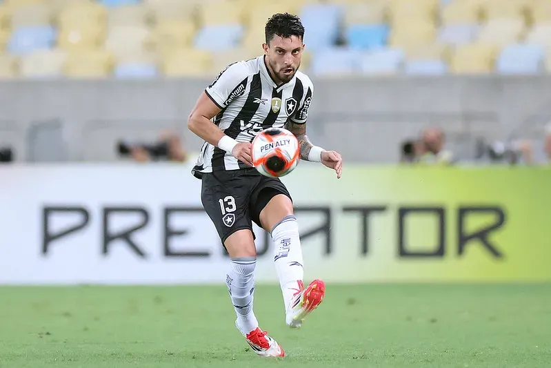 Alex Telles no clássico contra o Flamengo. Foto: Vitor Silva/Botafogo