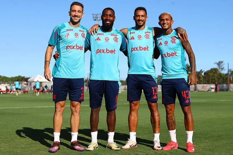 Os convocados para a Seleção Brasileira posaram durante o treino. Foto: Gilvan de Souza/Flamengo
