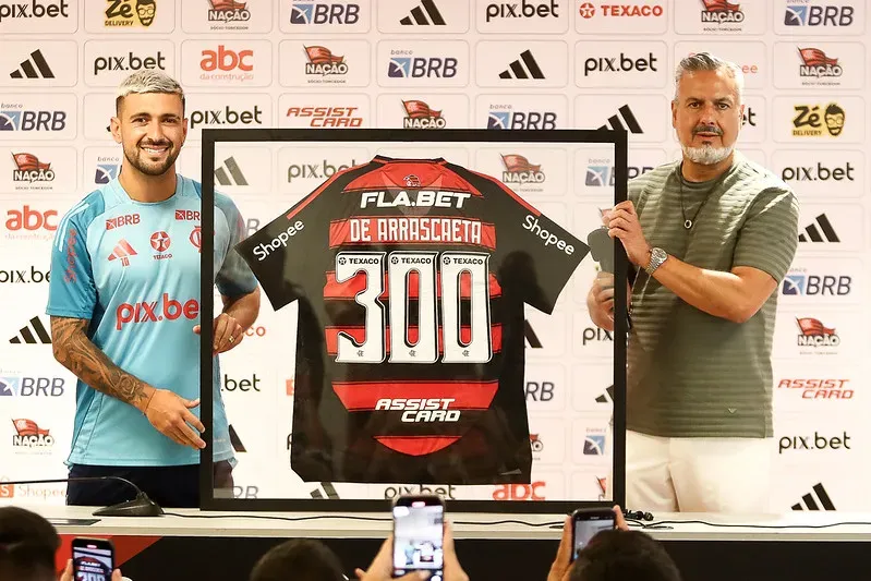 Arrascaeta foi homenageado pelos 300 jogos com a camisa do Flamengo. Foto: Gilvan de Souza/Flamengo