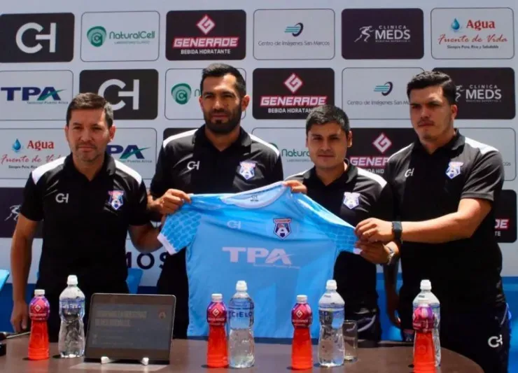 Francisco Arrué siendo presentado como DT de San Marcos de Arica | Imagen: Prensa San Marcos de Arica