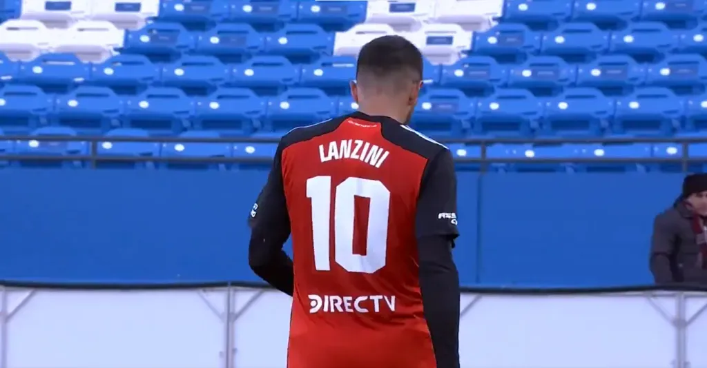 El volante ofensivo sintió un dolor muscular y salió en el ET del partido contra Pachuca. (Captura)