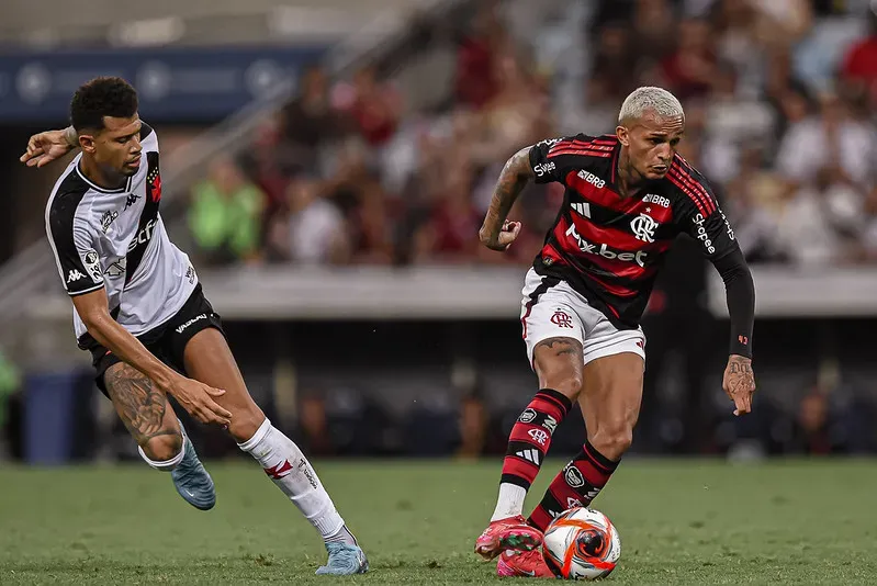 Wesley em ação no clássico contra o Vasco. Foto: Paula Reis e Gilvan de Souza/Flamengo