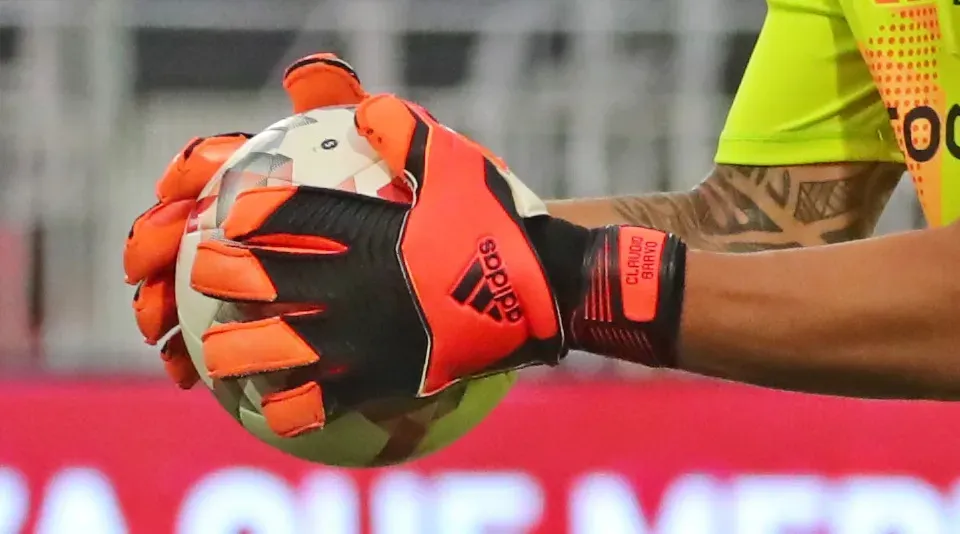 Los guantes que usó Brayan Cortés en el Colo Colo vs Deportes Iquique. | Foto: Photosport.