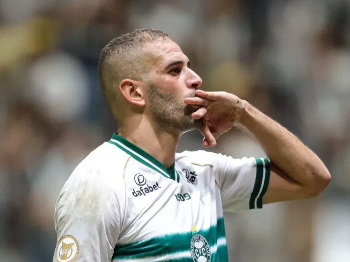 Ex-Coritiba, Slimani tem futuro definido e agita torcedores na web