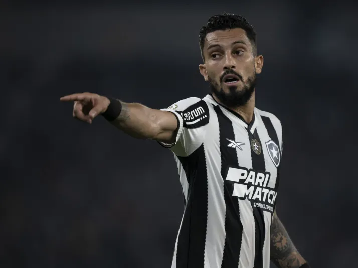 Alex Telles comenta sobre estreia com vitória no Botafogo