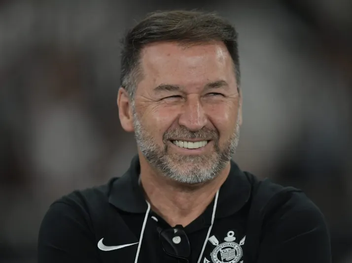 Augusto Melo define, e Corinthians deve vender meio-campista em 2025