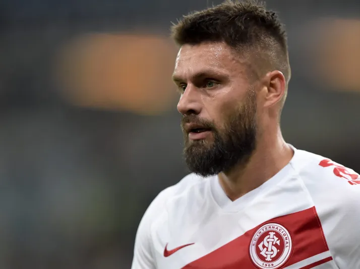 Rafael Sóbis surpreende e pede retorno de meia ao Inter