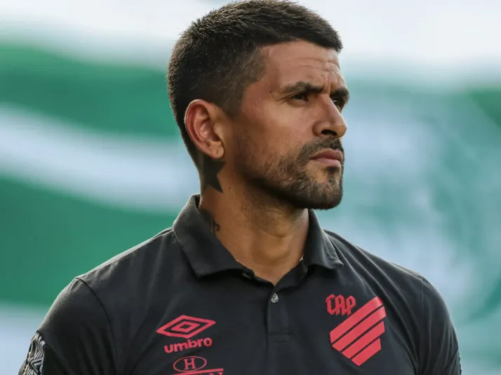 Lucho faz testes no Athletico para enfrentar o Corinthians