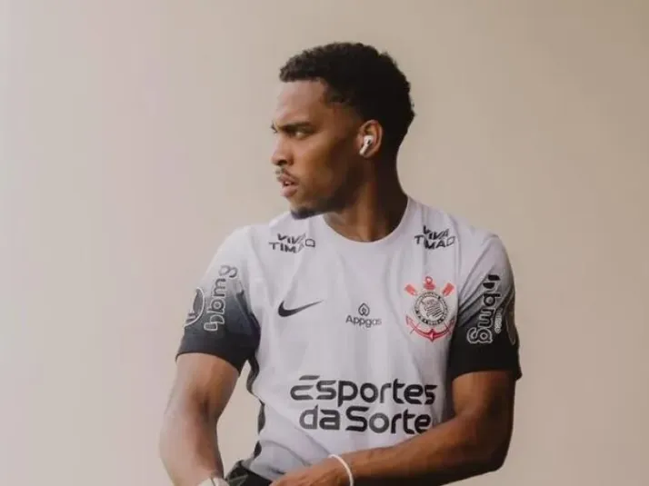 Jurrien Timber, do Arsenal, posta foto usando camisa Corinthians