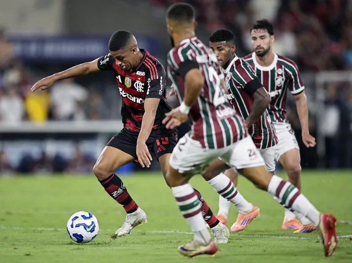 Samuel Lino vive mais uma atuação apagada no Flamengo contra Fluminense