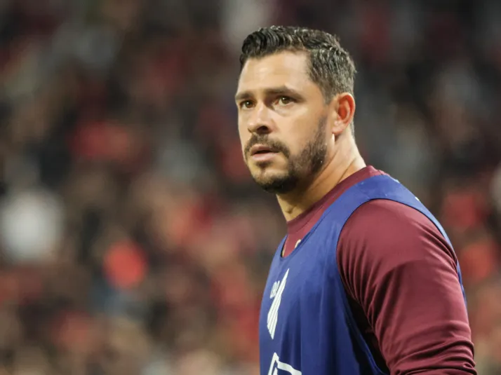 Giuliano tem renovação automática e fica no Athletico-PR