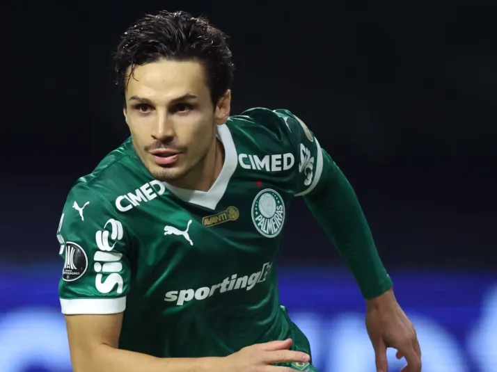 Raphael Veiga descarta 'rivais' e define Europa como destino em caso de saída do Palmeiras