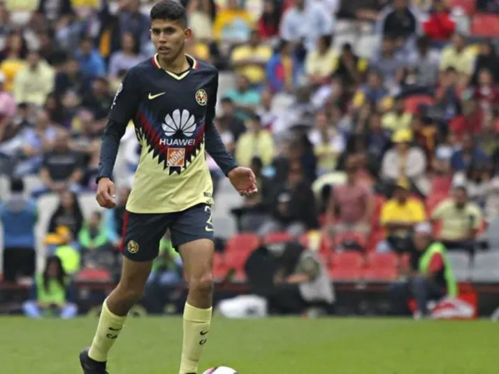 Vargas sorprendió en América y ejecutó un tiro libre al palo