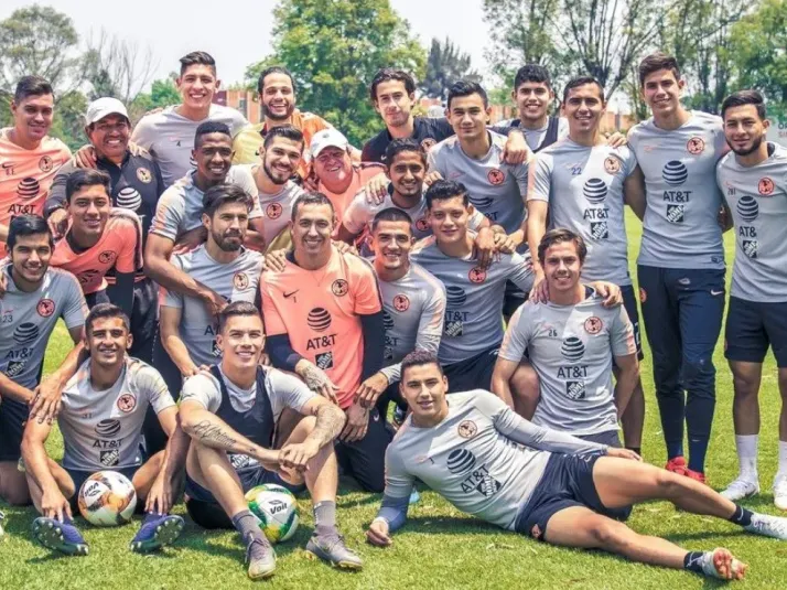 Figura de "Club de Cuervos" posa con la playera del América en visita al Nido de Coapa