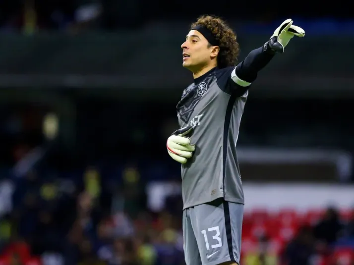 ¡Es perfecto! Ochoa porta jersey amarillo de local en el Pumas vs América