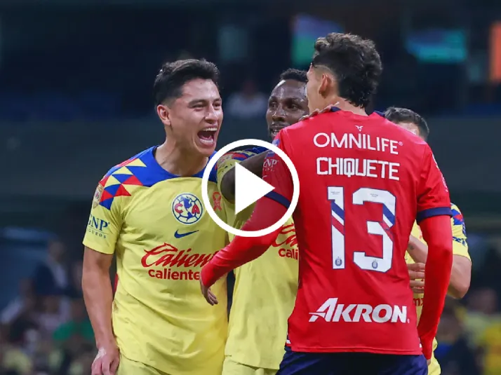 La defensa de Ramón Juárez al América contra los jugadores de Chivas