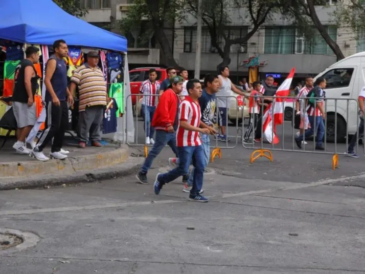 Encontronazo de barras opaca el Clásico de Leyendas