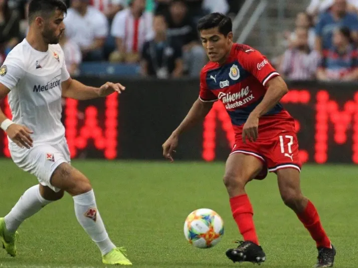 Chivas cae ante Fiorentina con penal errado por Pulido