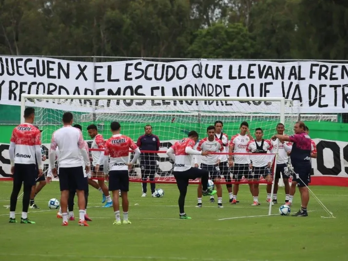 La afición sorprende al plantel de Chivas en Verde Valle