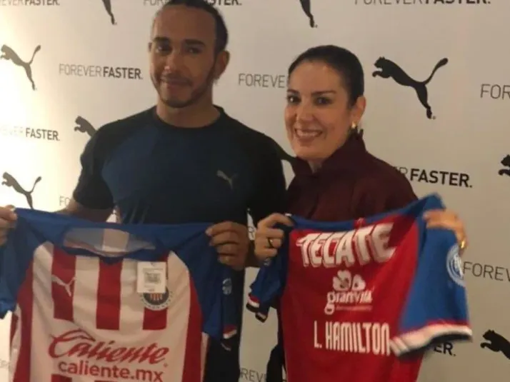 Lewis Hamilton posa con la playera de Chivas